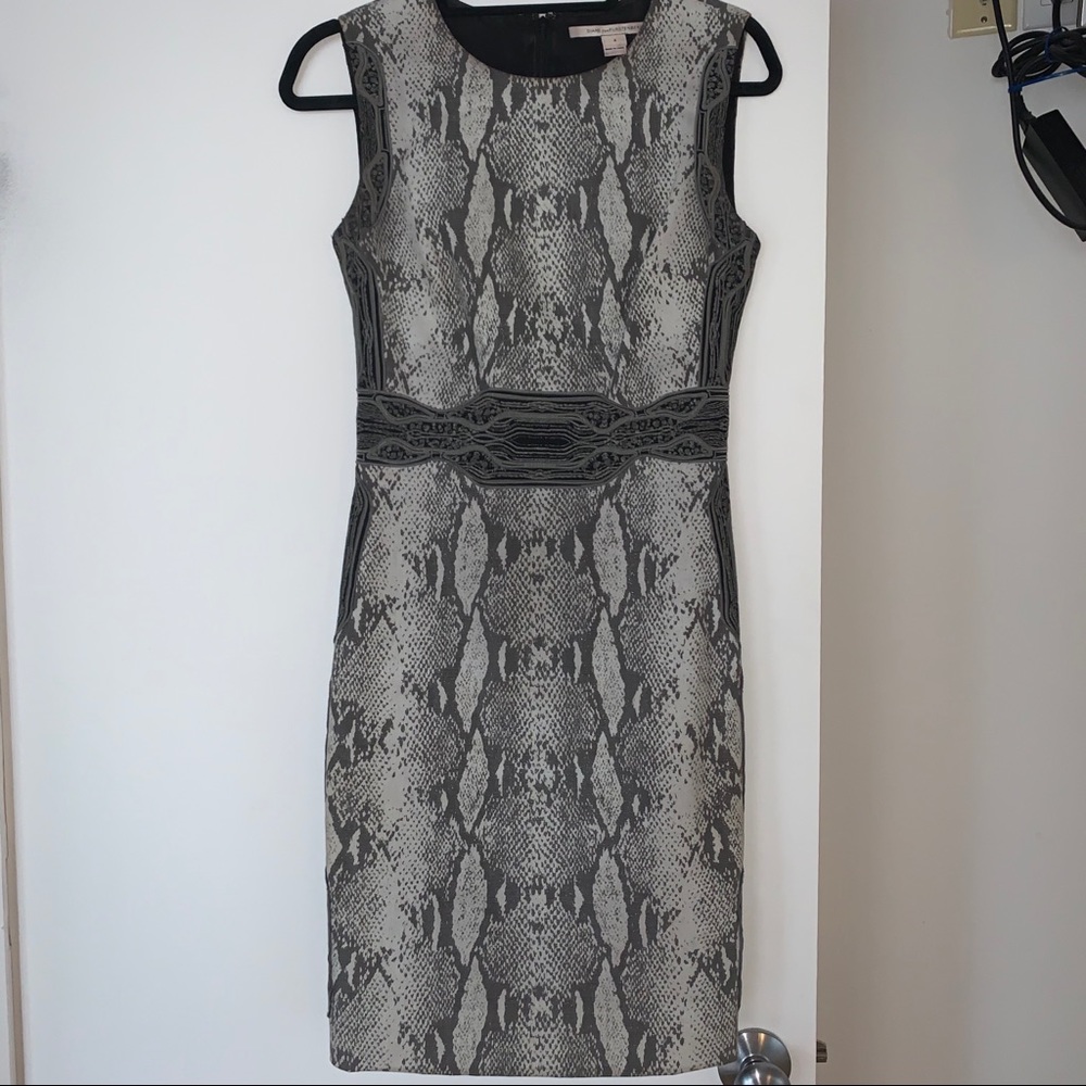 DVF Sheath Dress w/ Beautiful Detail. Size 4